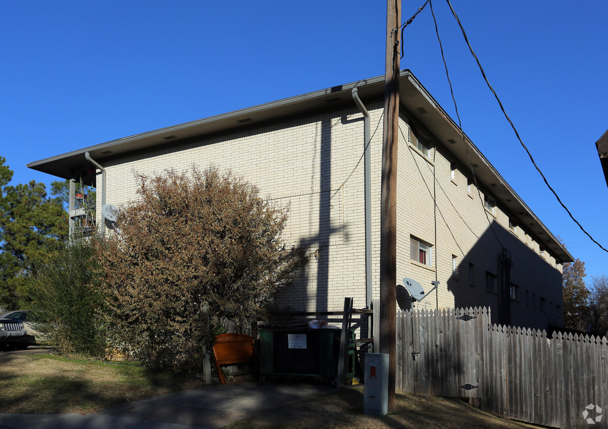 Foto del edificio - 3701 S Indianapolis Ave