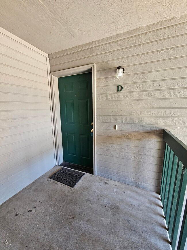Foto del edificio - 300 Indian Trail Ct