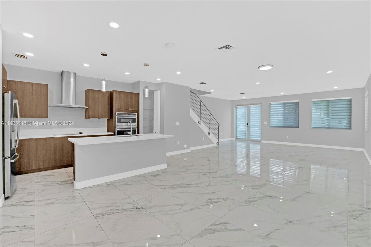 Primary Photo - 10259 NW 66th St