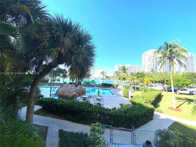 Foto del edificio - 18151 NE 31st Ct