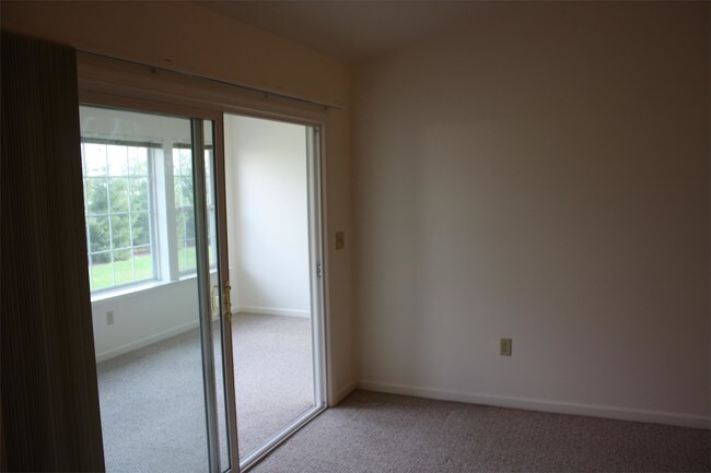 Building Photo - 2081 Shady Oak Dr