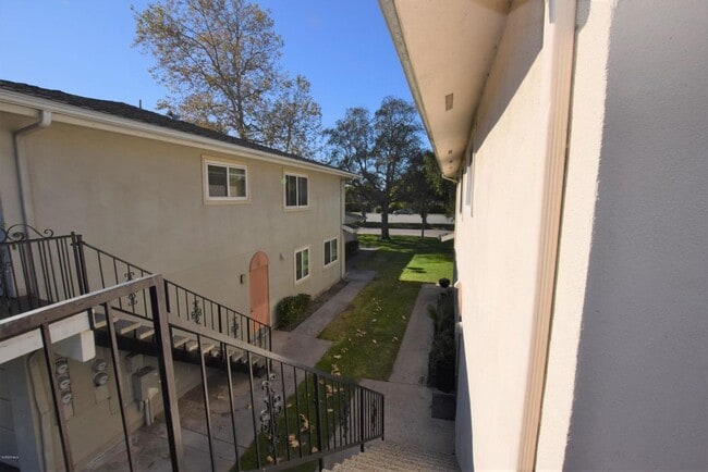 Building Photo - Popular Victoria Avenue Penthouse