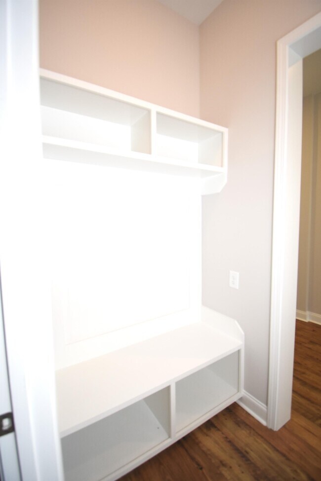 Foto del edificio - 6300 Chadderton Cir