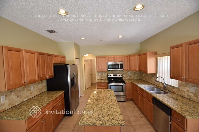 Building Photo - 7640 Colony Palm Dr