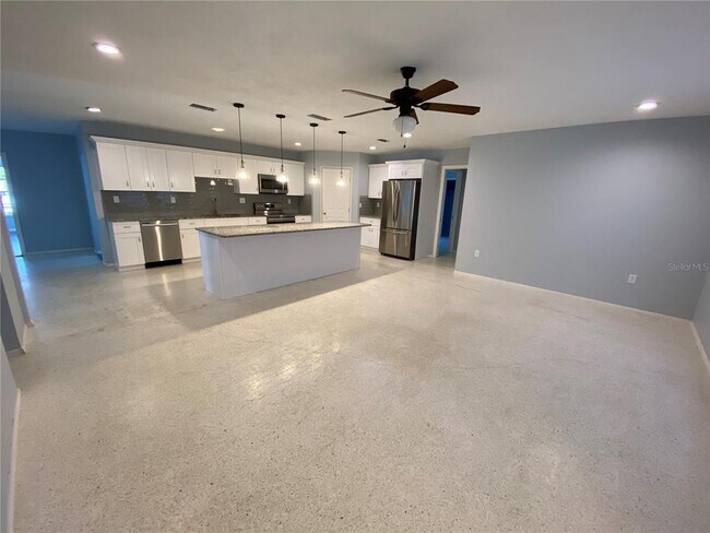 Building Photo - 819 Queen Palm Ln