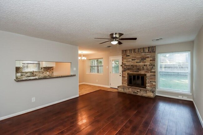 Foto del edificio - 18511 Sweetmeadow Dr