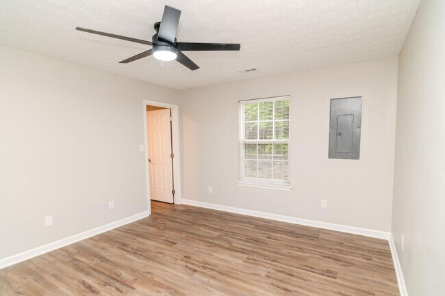 Foto del edificio - Beautifully updated 3 bedroom, 2.5 bath townhouse in a fantastic Lexington location!