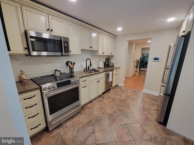 Building Photo - 3 Bedroom End-Unit Townhouse in Burke Center