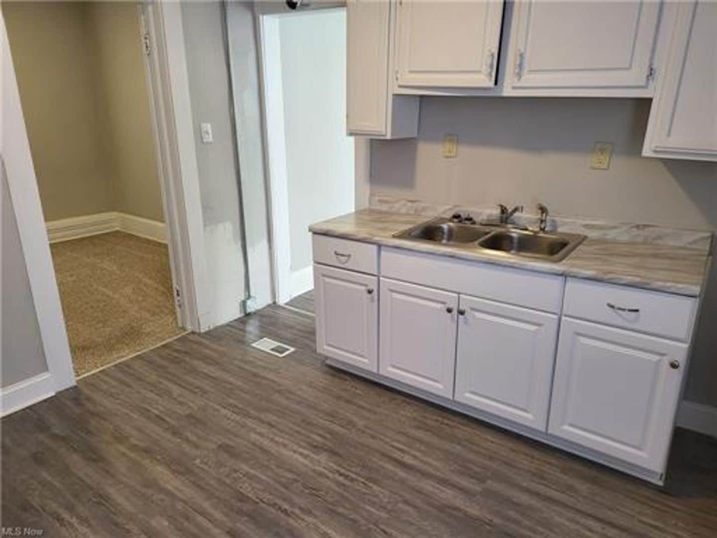 10525 Earle Ave Cleveland, OH 44108 – photo 2