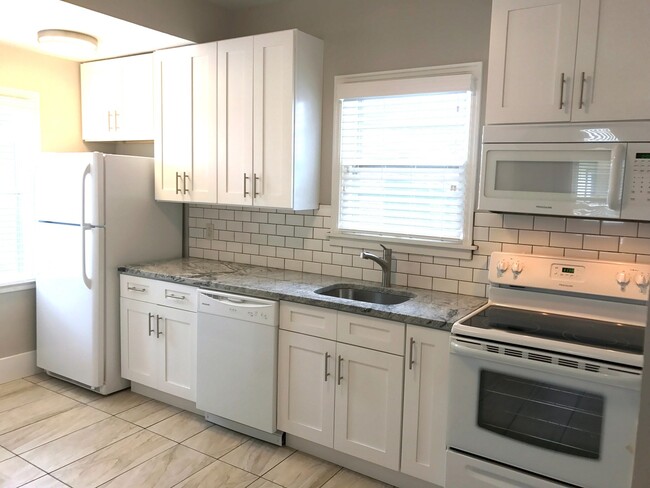 Building Photo - Cute charmer! 2 bed near downtown!