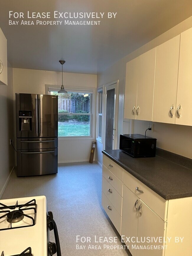 Building Photo - 3BR/1.5BA Home located on beautiful street...