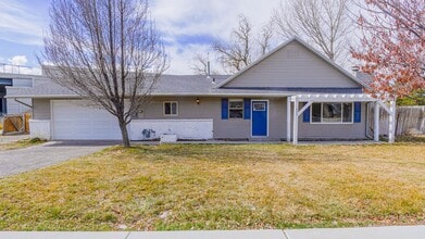 Building Photo - 405 900 E