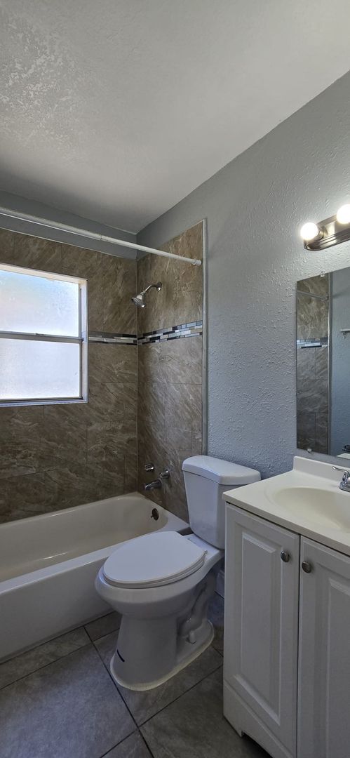 Building Photo - Extra Large 2 Bedroom