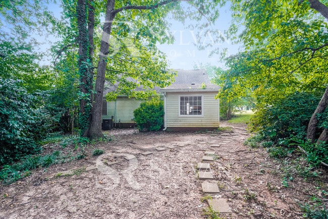 Building Photo - Feel welcome in this well-maintained 4BR 2...