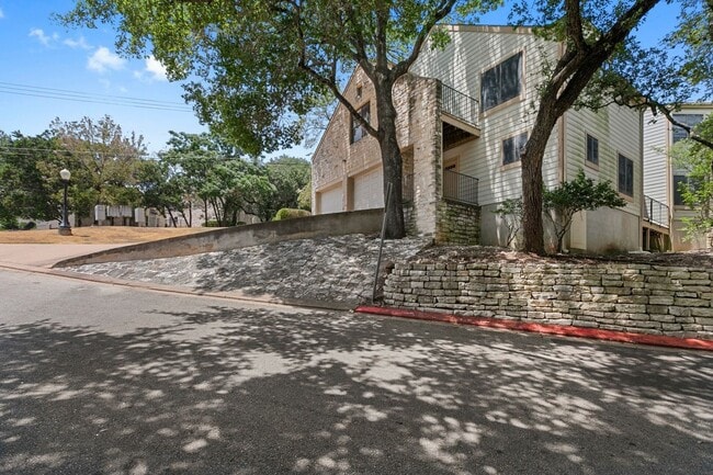 Building Photo - Beautiful Great Hills Townhome