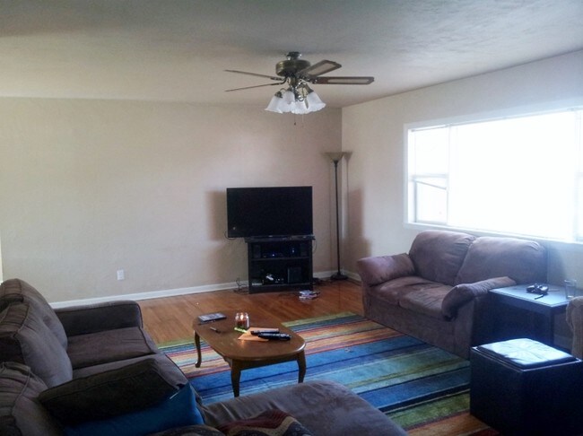 Foto del edificio - 2215 W Admiral Ave