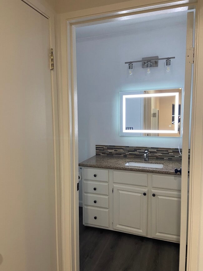 Building Photo - 923 E 21st St