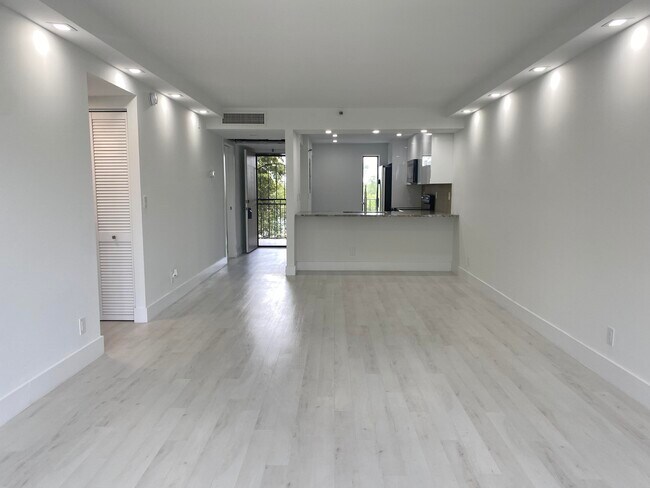 Building Photo - 21 Royal Palm Way