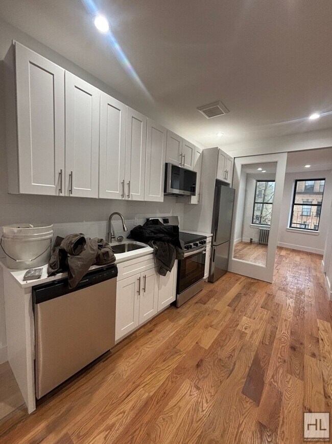 Foto del edificio - PROSPECT PLACE / Spacious Crown Heights Renovated 3-Bed 2-Bath / No Fee