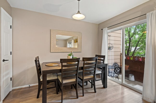 Foto del edificio - 708 Crown Ridge Ln