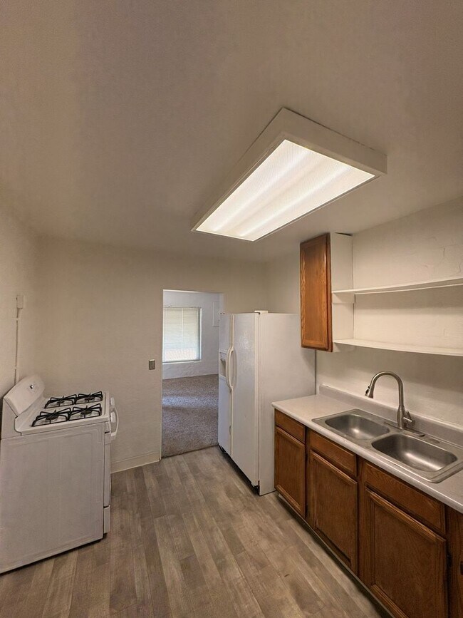 Building Photo - NICE DUPLEX WITH PRIVATE YARD!