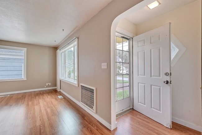 Building Photo - 2 bed 1 bath home in the heart of downtown Forest Grove