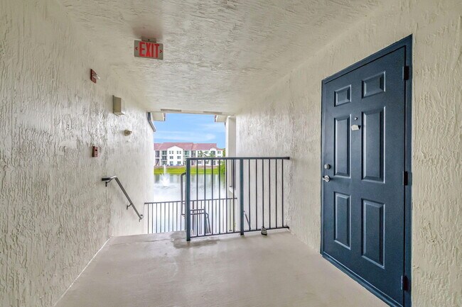 Building Photo - 920 Villa Cir