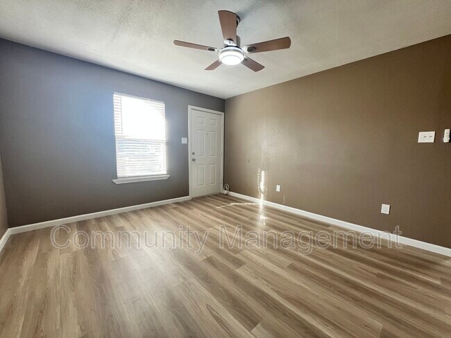 Foto del edificio - 2150 N Sherwood Forest Dr