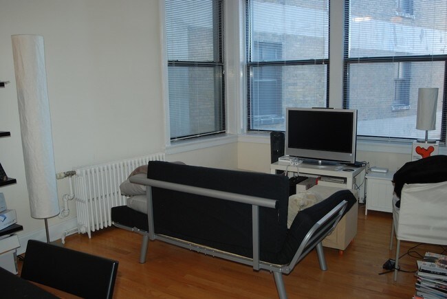 Una sala de estar - 3330 N Lake Shore Dr