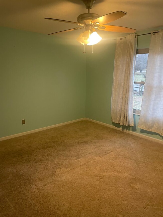 Building Photo - Knoxville 37914 - 3 bedroom, 2 bath home -...