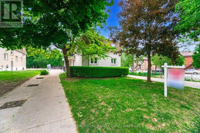 Building Photo - 2320 Hixon St