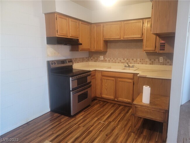 Building Photo - 615 S Royal Crest Cir