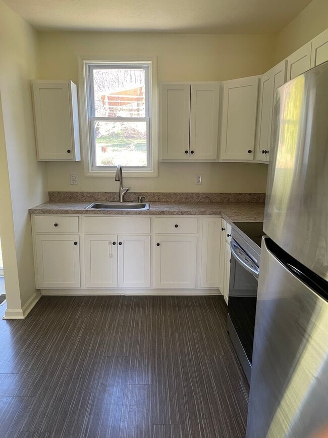 Building Photo - 4 Bedroom home Available Now!