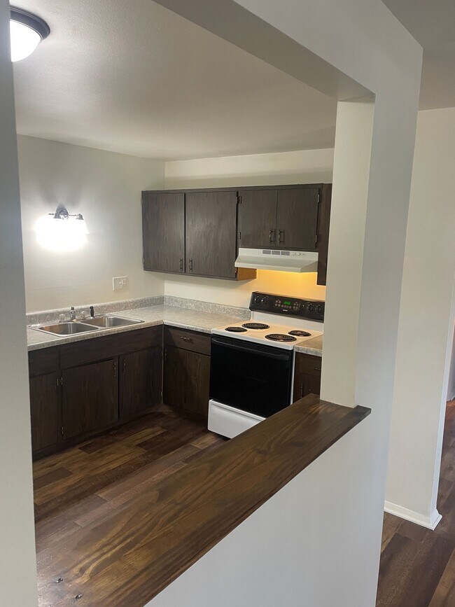 Foto del edificio - Large 2 bedroom 1 bath with balcony and ga...