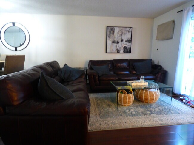 Foto del edificio - 875 S Main St