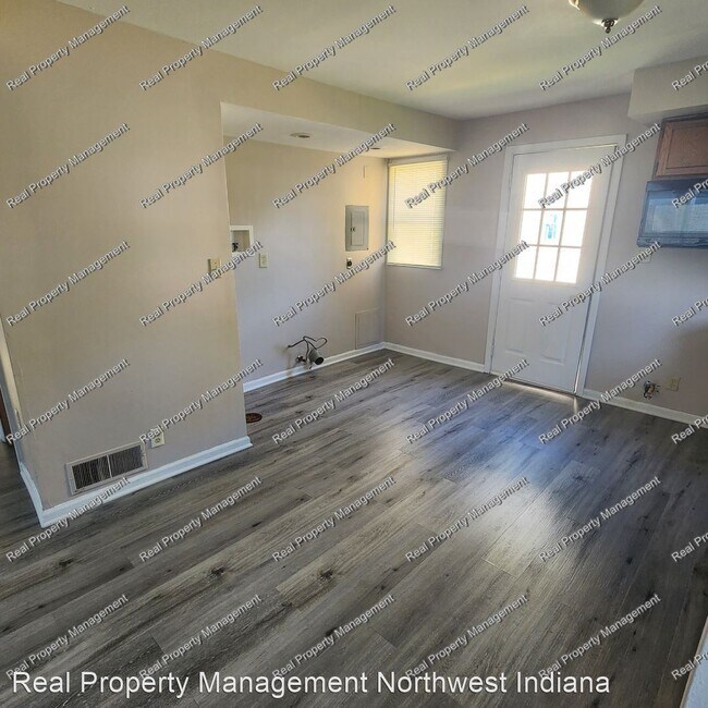 Building Photo - 3 br, 1 bath House - 7626 Walnut Avenue