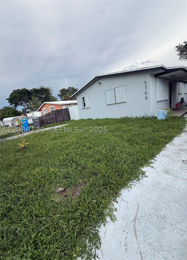 Building Photo - 5709 SW 36th Ct