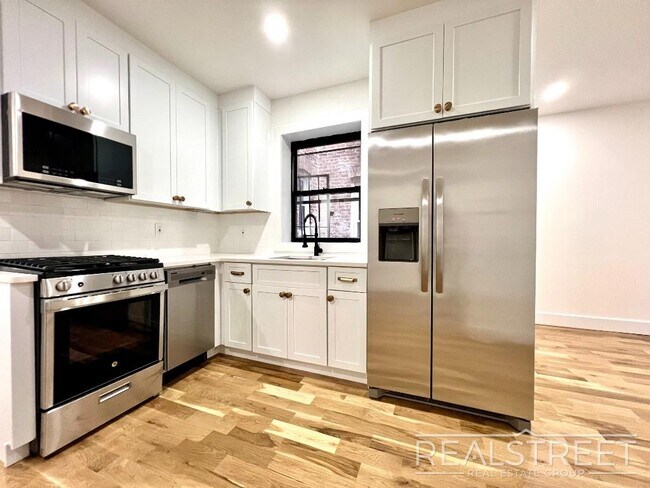 Foto del edificio - BRAND NEW 4 BED 2 BATH WITH W/D IN UNIT!