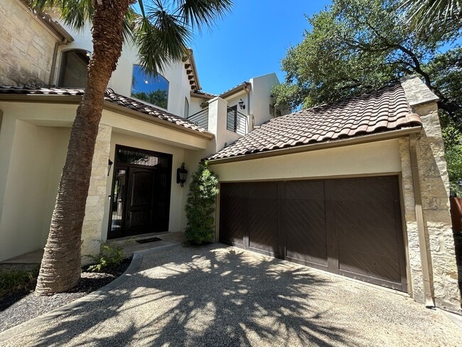 Building Photo - **PENDING APPLICATION** JAW-DROPPING Furni...
