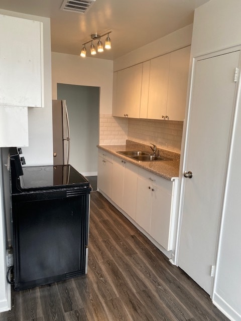 Building Photo - Beautiful 1 bedroom with Den in Etobicoke waterfront building