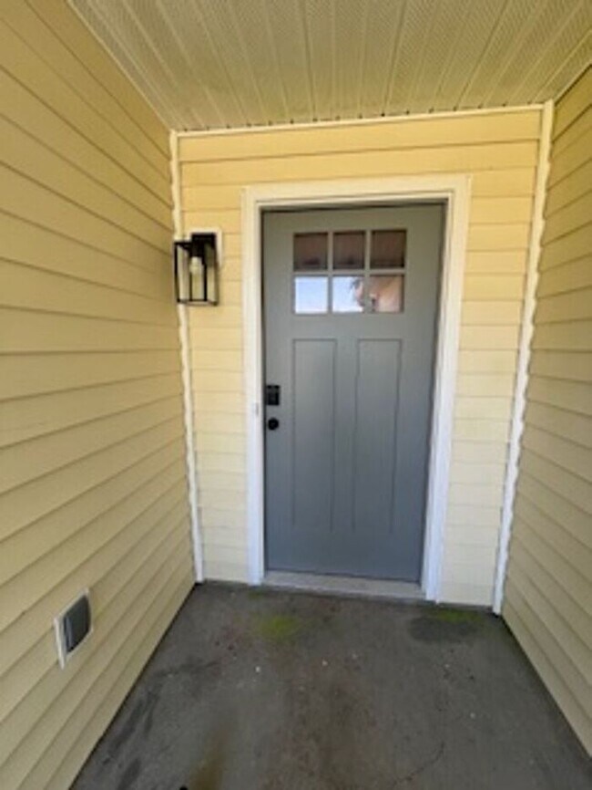 Building Photo - Modern Updates! 4 Bed/2 bath Single Family...