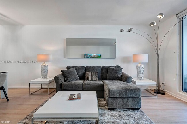 Building Photo - 1 br, 1.5 bath Condo - 2301 Collins Ave