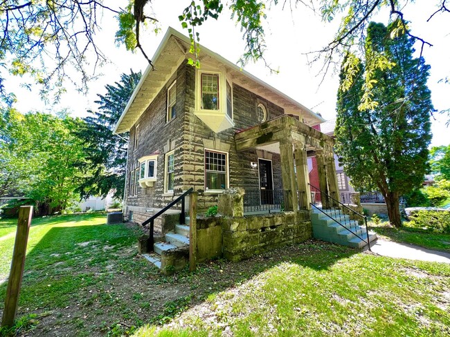 Building Photo - Updated Single Family in Dayton!
