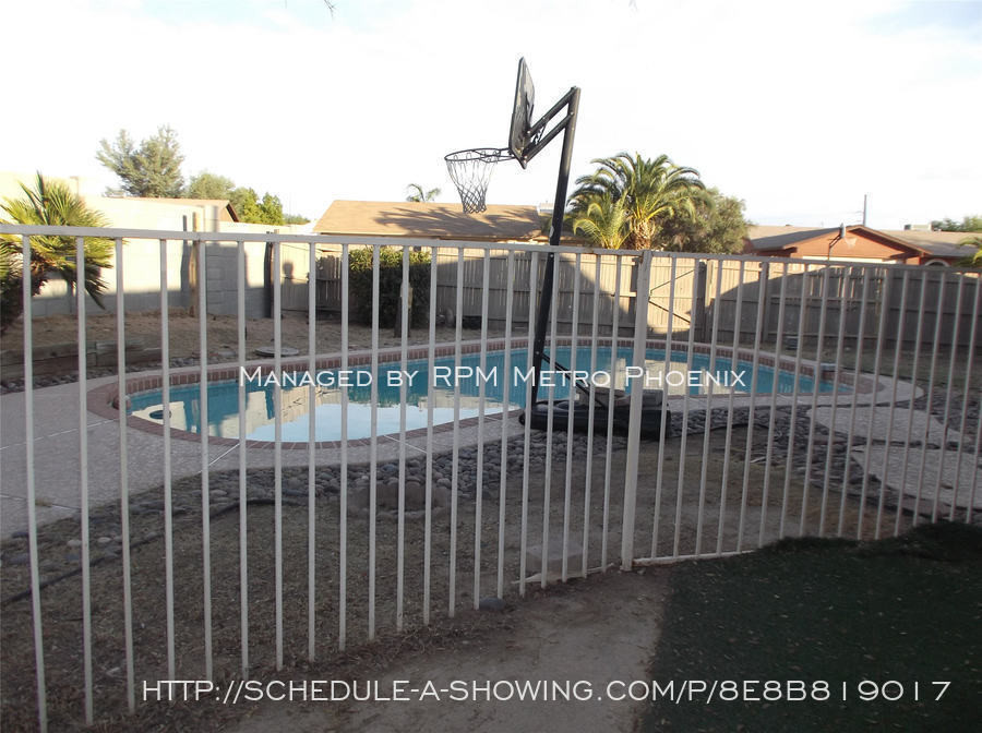 Building Photo - 3 bedroom with a pool