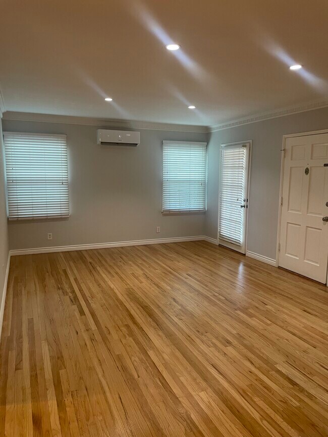 Amplia sala de estar - 4407 Ensign Ave