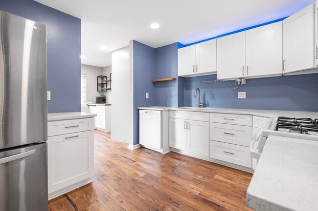 Building Photo - Charming 2 BR/2 BA Condo in Montgomery Vil...