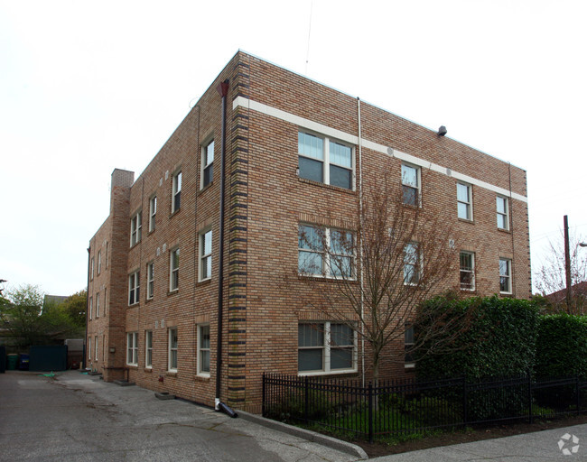 Building Photo - Lavanch Apartments