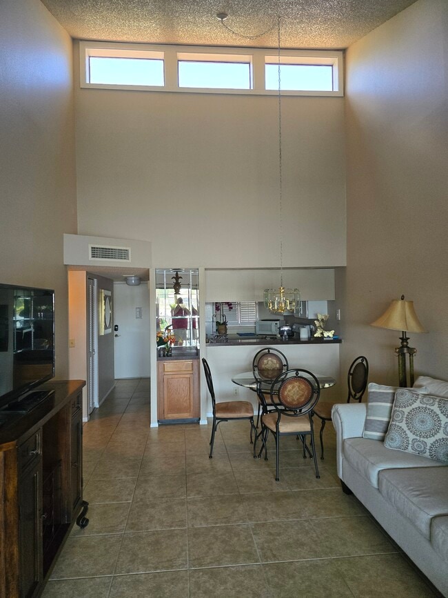Building Photo - 210 Woodlake Wynde