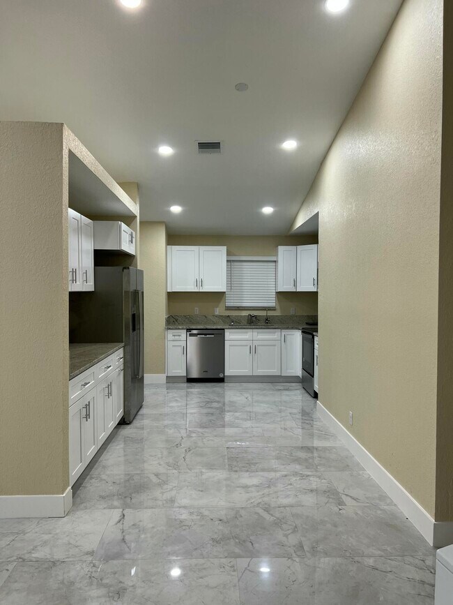 Building Photo - 11886 Orange Grove Blvd