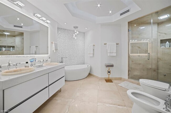Building Photo - 3 br, 4 bath Condo - 6301 Collins Ave Apt ...